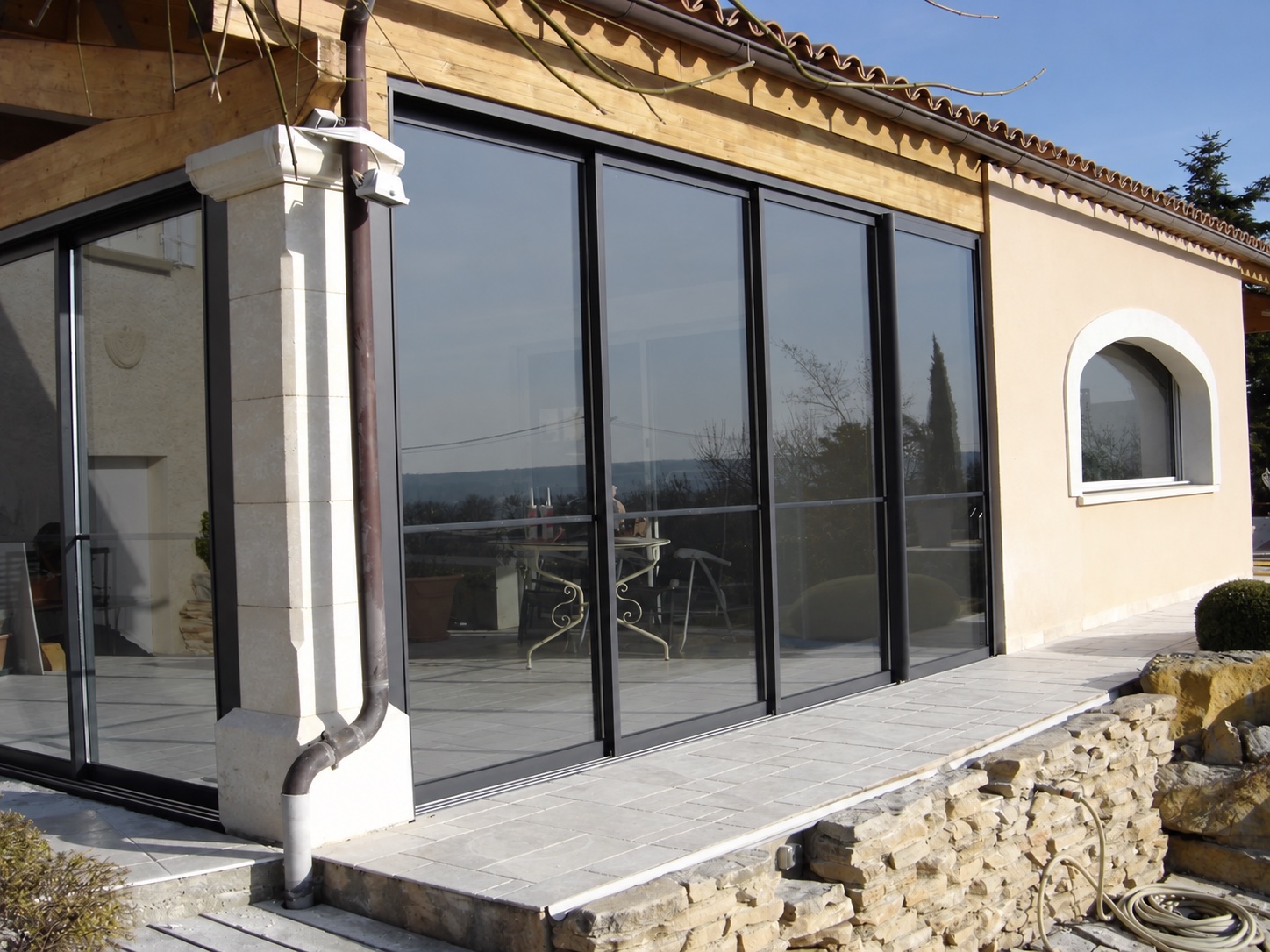 Baie vitrée de maison avec film solaire à teinte douce