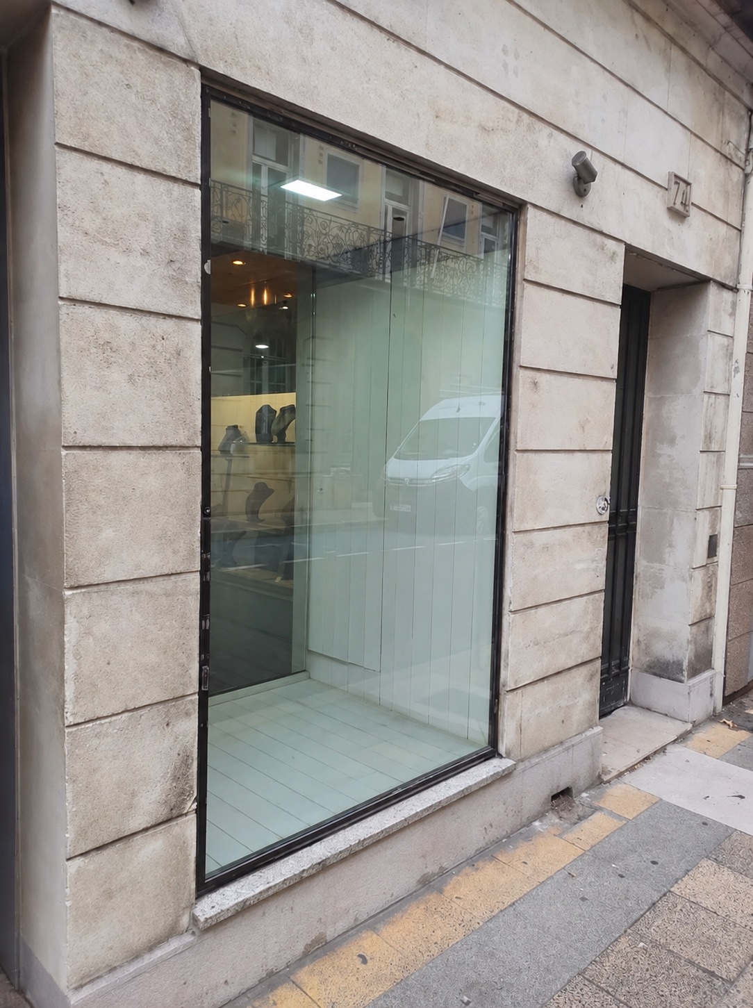 Vitrine de centre-ville protégée à Lyon